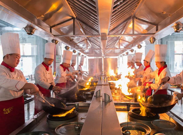 大廚們炒菜不用鏟子,拿把大圓勺才有範 大廚們炒菜不用鏟子,拿把大圓勺才有範