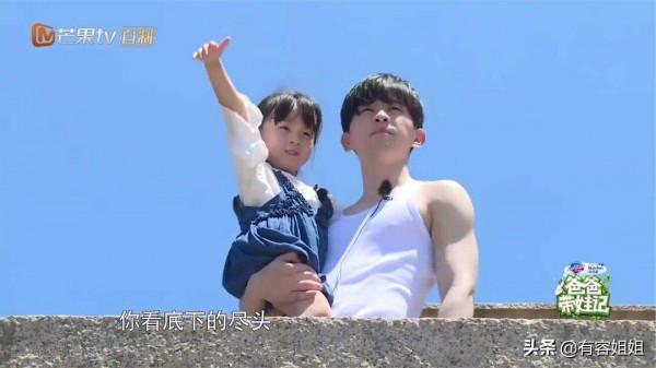 男明星溫柔抱娃,是不是你夢想中老公的樣子 男明星溫柔抱娃,是不是你夢想中老公的樣子