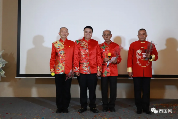 泰將軍身著中國紅與泰中文聯共慶元宵佳節 泰中情、軍僑情其樂融融
