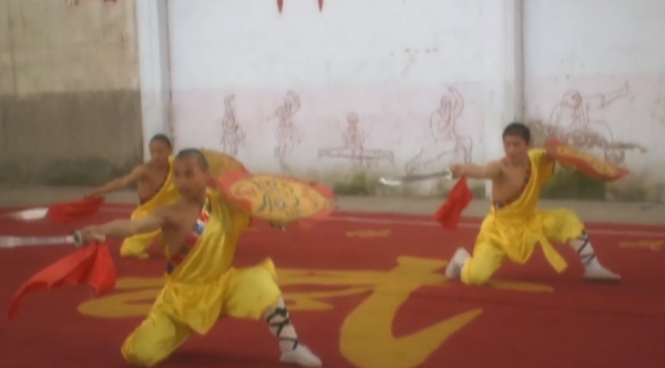 美國小哥挑戰少林功夫，被小師傅一拳打到鼻血長流，直言：太后悔