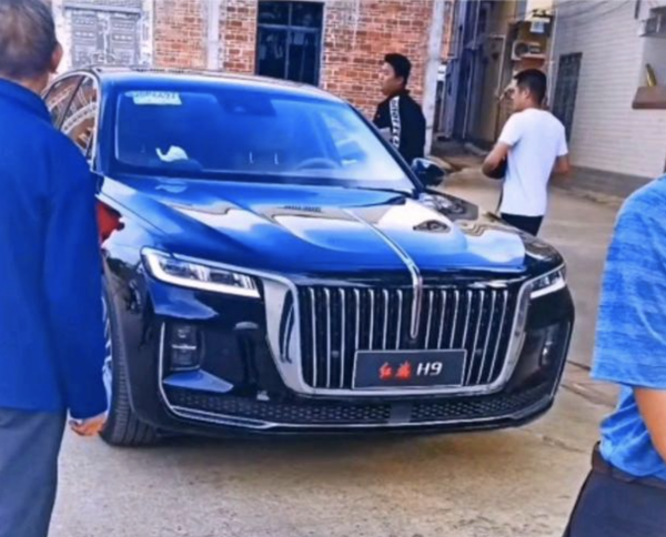 豪車送到家門口！全紅嬋的獎品到了，爺爺盯著車看了好久