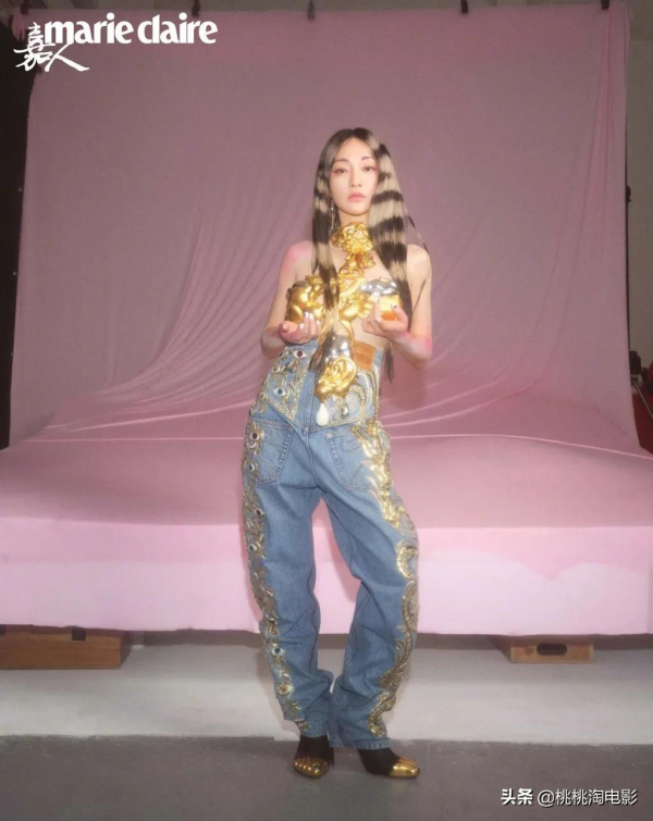 組圖：周迅《嘉人》10月刊封面大片，金色斑馬紋長髮帥酷搶眼