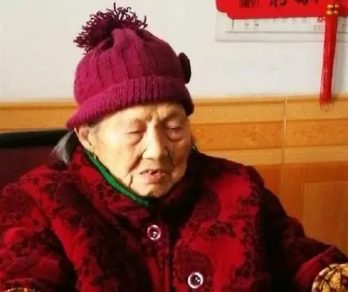 分別73年後，女兵終於見到丈夫照片，一眼認出哭得像個小孩