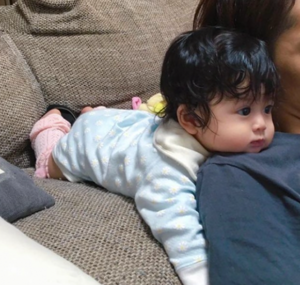 日本“紙箱寶寶”長大了！看過她爸媽的照片後，我酸了