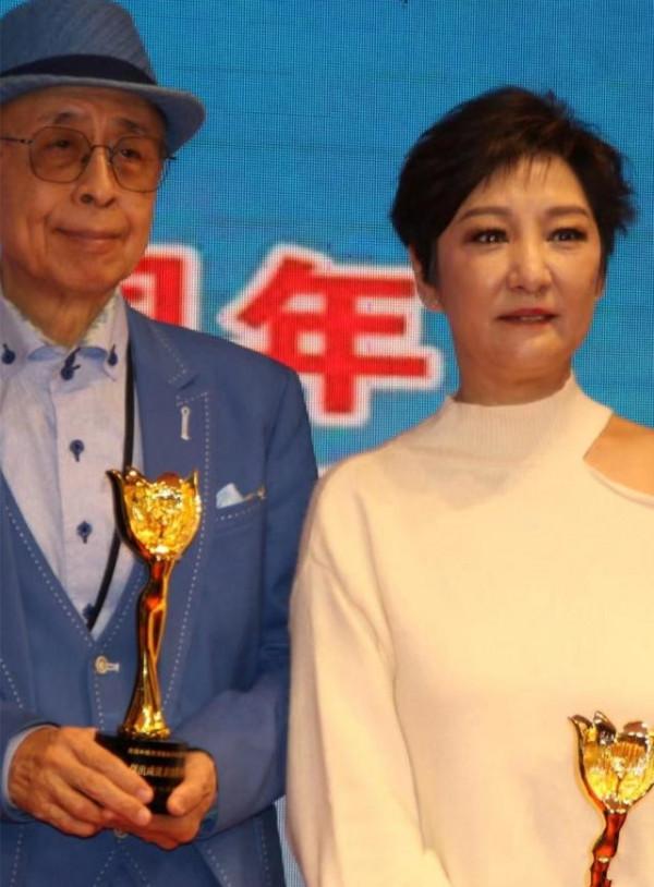 56歲雪梨近照曝光，髮型和妝容精緻狀態大好，麥潔文也罕見出鏡