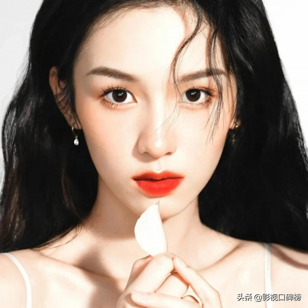 年度新晉高人氣女星盤點:張小斐躋身54億票房女王,劉浩存成黑馬 年度新晉高人氣女星盤點:張小斐躋身54億票房女王,劉浩存成黑馬