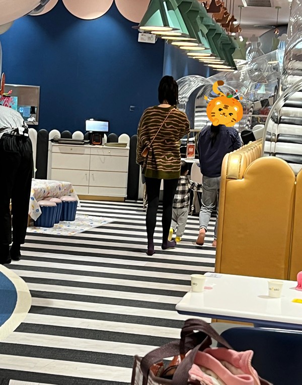 奚夢瑤攜兒子上早課，穿紋理毛衣時髦耐看，身高比例太出挑