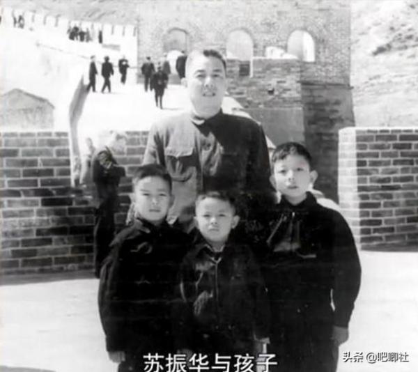 這位上將被迫離婚，帶著6個孩子生活，毛主席：放肆找個合適的