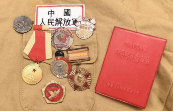 退役老兵深藏功與名，意外暴露身份後，他教育孩子：要對得起先烈