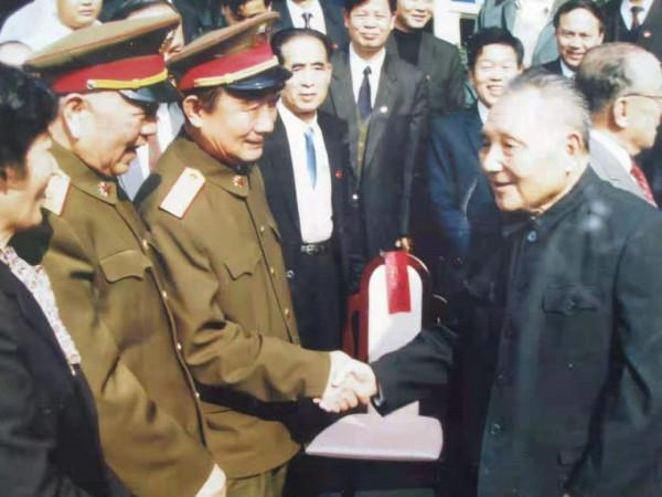 1990年，誰接張萬年當廣州軍區司令？鄧小平：淮海戰役他還是娃子