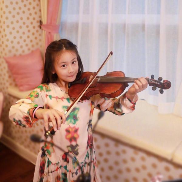 《爸爸去哪兒》8年了，10位女娃變化大，有人進入變美尷尬期