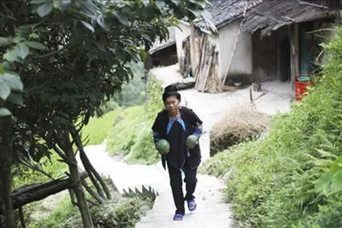 33年前，那個被印在第四版新鈔上的侗族女孩，現在是當地的貧困戶