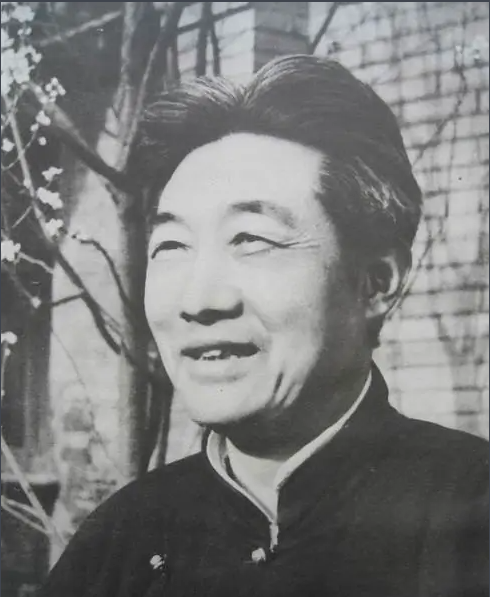 齊白石在畫院作畫，旁人問是否見過毛主席？齊白石：天天見到