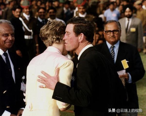 戴安娜獨自一人在泰姬陵黯然神傷,多年後這張相片讓威廉悲痛欲絕 戴安娜獨自一人在泰姬陵黯然神傷,多年後這張相片讓威廉悲痛欲絕