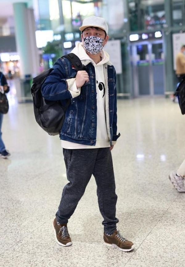 潘粵明都快50歲了，可是愣是把自己打扮成小夥，看著還挺時髦