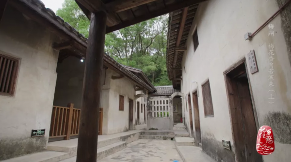 客自北方來，駐足在梅城