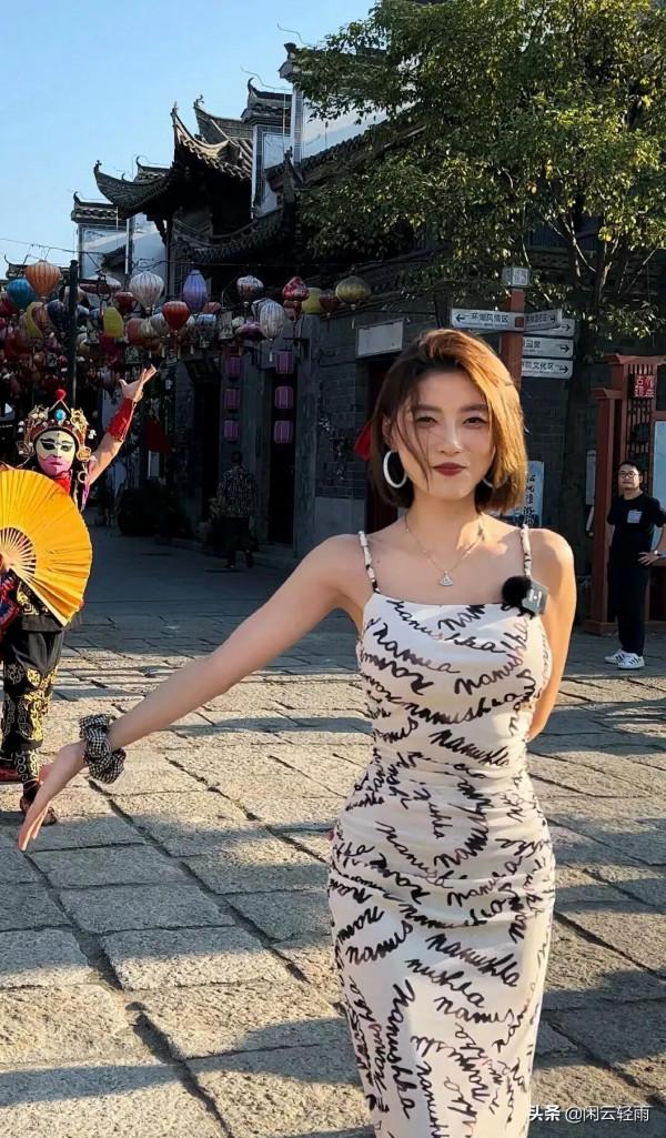 身穿吊帶連衣裙的聶小雨就是好看，走在大街上眾人都看呆了