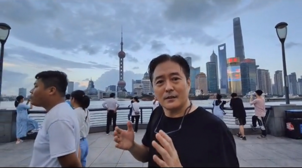 56歲瓊瑤男神現身上海無人識，身材發福大變樣，贊祖國偉大引回憶