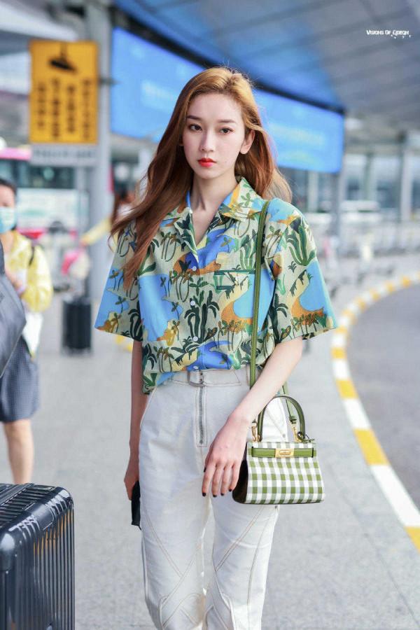 郝蕾穿出了70後女性想要的高階感,印花襯衫配闊腿褲,簡約又高階 郝蕾穿出了70後女性想要的高階感,印花襯衫配闊腿褲,簡約又高階