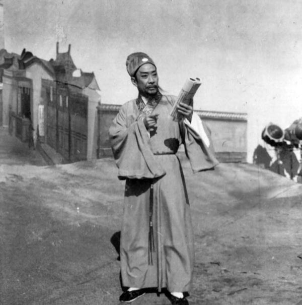 廣西匪首獲死刑後天天研究藥書，遭眾人嘲笑，不久志願軍來信感謝