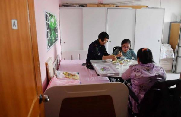 母親徒步三千里，肩背手推兩個癱瘓女兒尋醫，走了整整五年去北京