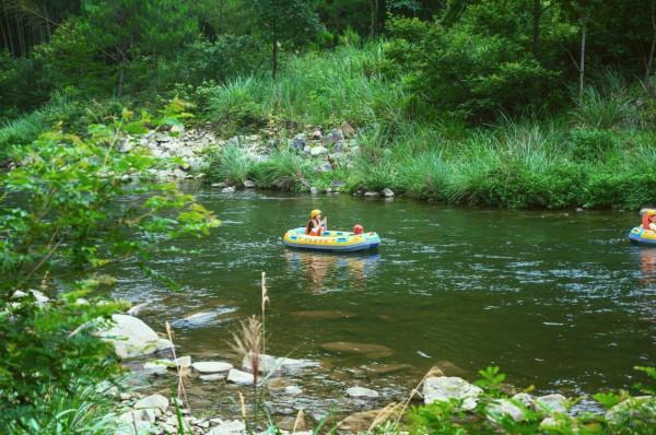 夏季漂流絕佳去處,河道全長3.5公里落差50米,驚險刺激又安全 夏季漂流絕佳去處,河道全長3.5公里落差50米,驚險刺激又安全