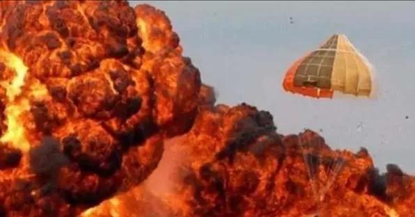 飛行員跳傘逃生,飛機摔了是否賠錢?後果比賠錢更嚴重 飛行員跳傘逃生,飛機摔了是否賠錢?後果比賠錢更嚴重