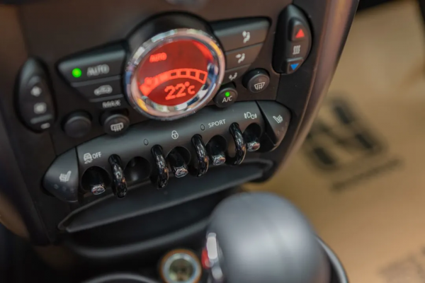 不要把車停在MINI PACEMAN旁,它會讓你的車黯然無光 不要把車停在MINI PACEMAN旁,它會讓你的車黯然無光