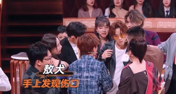 受傷後還在繼續表演!從敖犬的敬業背後,審視中年藝人的不易 受傷後還在繼續表演!從敖犬的敬業背後,審視中年藝人的不易