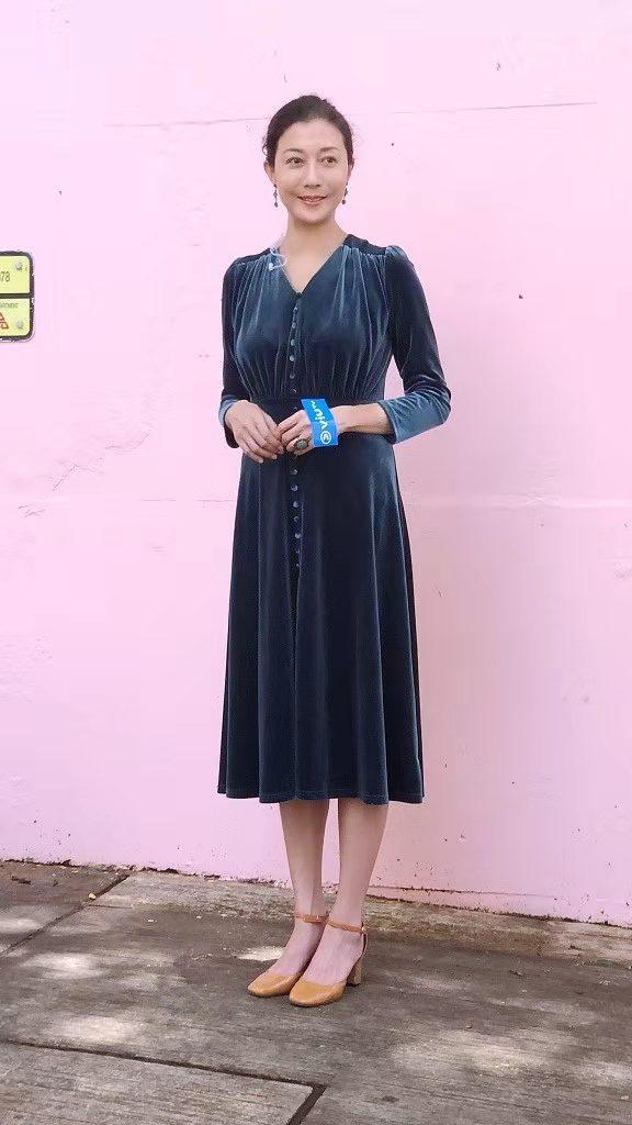 吳綺莉終於捨得打扮自己,穿絲絨長裙像貴婦,精神狀態飽滿 吳綺莉終於捨得打扮自己,穿絲絨長裙像貴婦,精神狀態飽滿