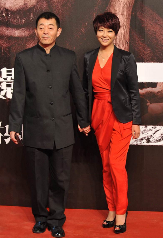 江珊美得真耐看！一身紅黑配幹練又優雅，短髮也很有女人味