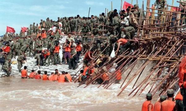 九江長江大堤決口，朱鎔基與當地領導握手板著臉，講話時偷偷擦淚