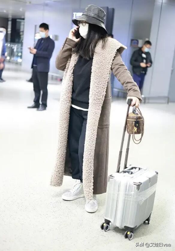 李湘富婆包袱太重!走機場穿大衣水晶鞋還拎名牌包,回頭率真不低 李湘富婆包袱太重!走機場穿大衣水晶鞋還拎名牌包,回頭率真不低
