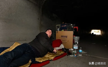 千人蝸居地下道,一天僅用3美元,繁華賭城地下的“鼴鼠人生” 千人蝸居地下道,一天僅用3美元,繁華賭城地下的“鼴鼠人生”