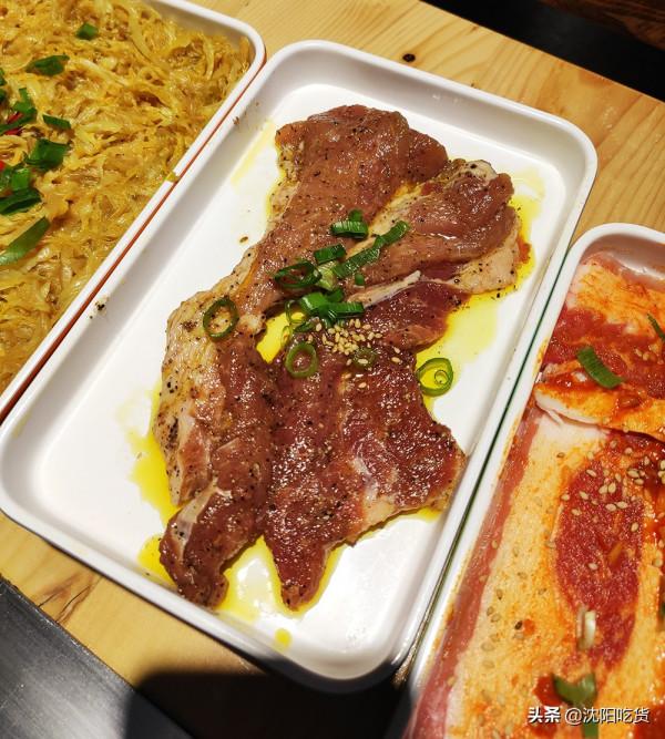 吃烤肉之前先拿個手推車，像逛超市似的選菜，可鐵板煎可篦子烤