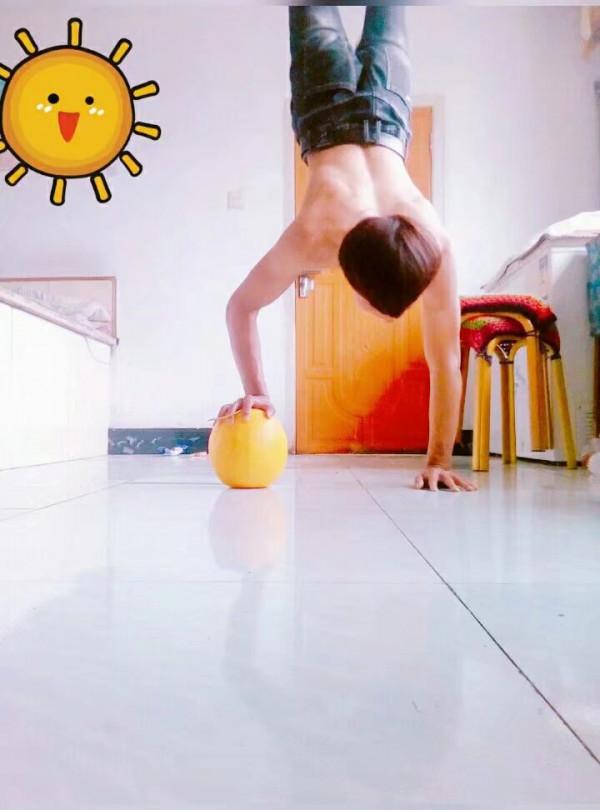 用手倒立走路，古代叫拿大頂，14天就學會