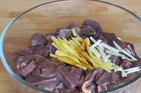 把啤酒倒入豬肝中，這種做法真是太厲害了，出鍋滿屋飄香，真解饞