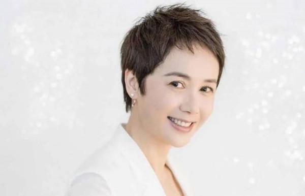 蔣雯麗自從剪了超短髮後,人都洋氣了不少,果然超短髮型才顯年輕 蔣雯麗自從剪了超短髮後,人都洋氣了不少,果然超短髮型才顯年輕