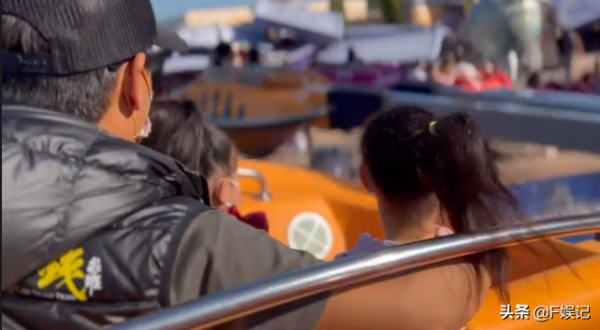 鍾麗淇一家四口去主題樂園遊玩為患罕見基因病的大女兒慶生