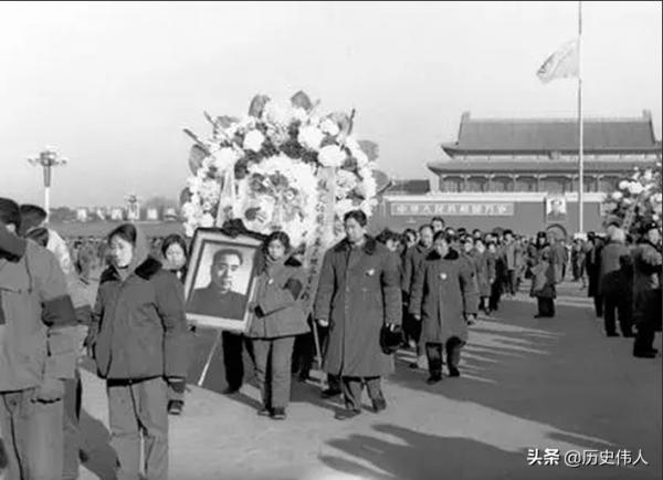 周總理病逝後,西花廳收到一件特殊的包裹,八年後鄧穎超登門致謝 周總理病逝後,西花廳收到一件特殊的包裹,八年後鄧穎超登門致謝