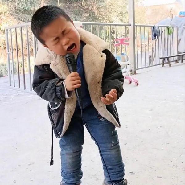 農村山裡娃：四川6歲小孩打小就是個戲精，網友稱他“未來歌神”