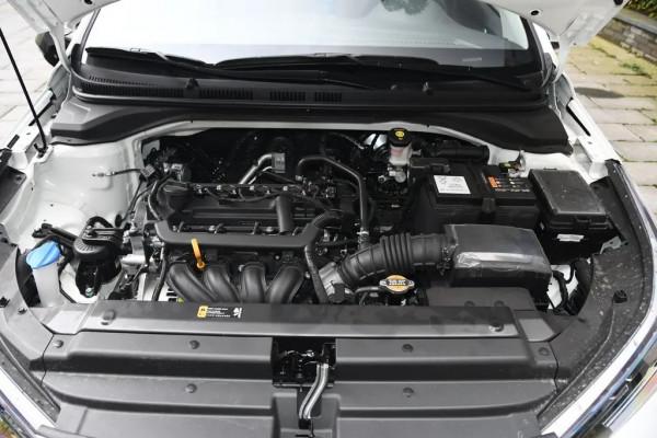 體驗現代悅納頂配車型，油耗4&period;9L，不足10萬還帶感應後備廂