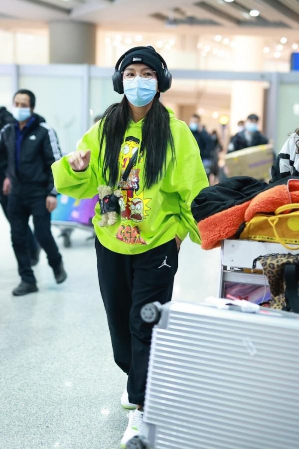 江映蓉真是自帶嘻哈感,熒光衛衣配線帽,還戴副耳機挺有個性的 江映蓉真是自帶嘻哈感,熒光衛衣配線帽,還戴副耳機挺有個性的