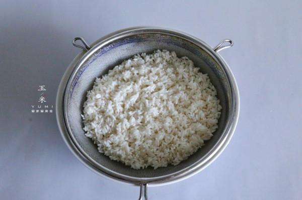 入冬後，不管有錢沒錢都要吃頓菜飯，飯菜一鍋出，做法簡單味道好