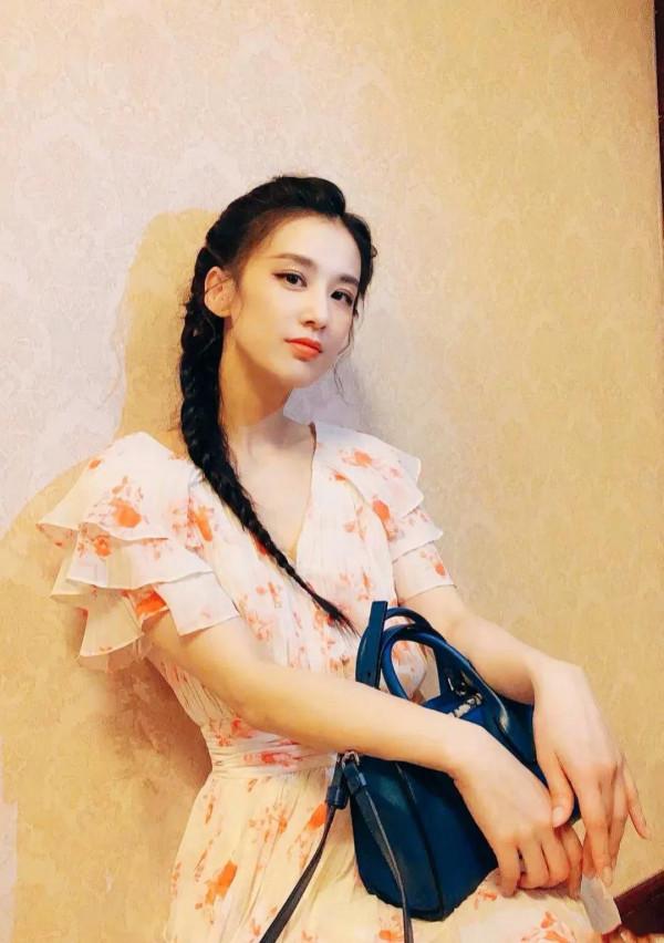 當初嫁給低調的百億富豪被罵，如今的黃聖依美麗漂亮洋氣高階