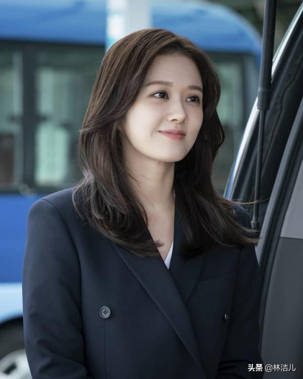 張娜拉已經40歲了，她都不老的嗎？“低飽和”妝容讓她凍齡十足