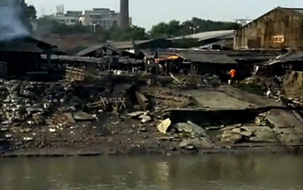 印度窮人的致富之路：用下水道的淤泥提煉黃金，一天能賺幾千元