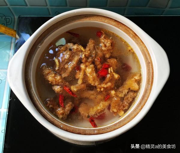 一款適合冬季吃的砂鍋菜，食材豐富又營養實惠，吃完渾身熱乎乎的