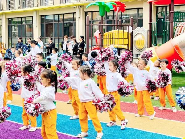 吉的堡幼兒園花樣早操PK、多彩環創評比,師生攜手展靚麗風景 吉的堡幼兒園花樣早操PK、多彩環創評比,師生攜手展靚麗風景