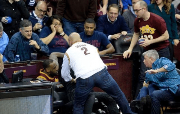 科比救球時肘擊球迷被起訴，雙方打七年官司，最後科比賠了多少？